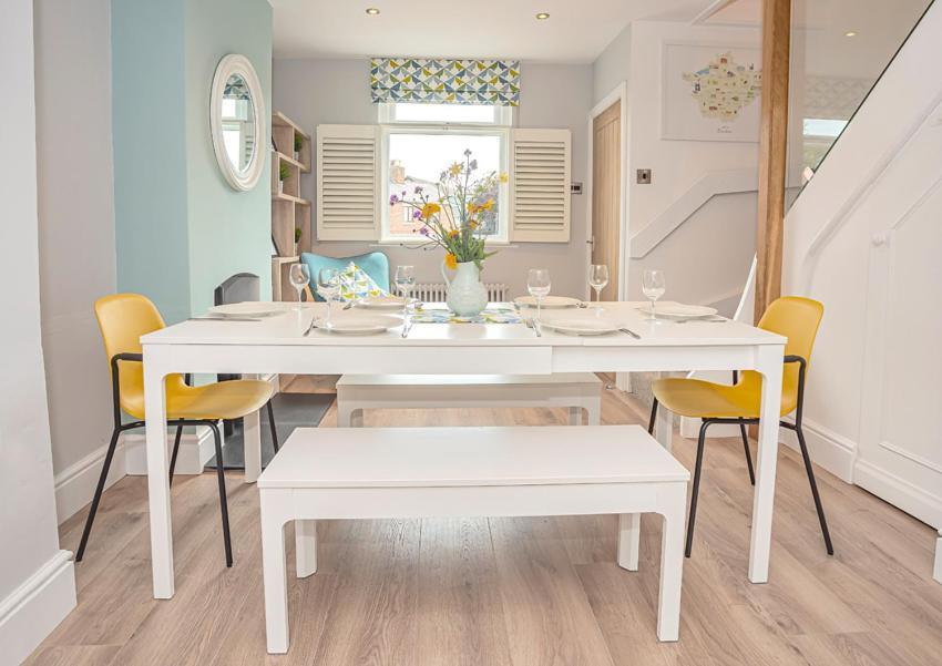 Modern 3-Bed House On Tarporley High Street Villa Buitenkant foto