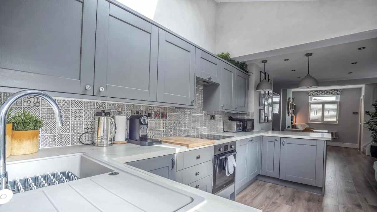 Modern 3-Bed House On Tarporley High Street Villa Buitenkant foto