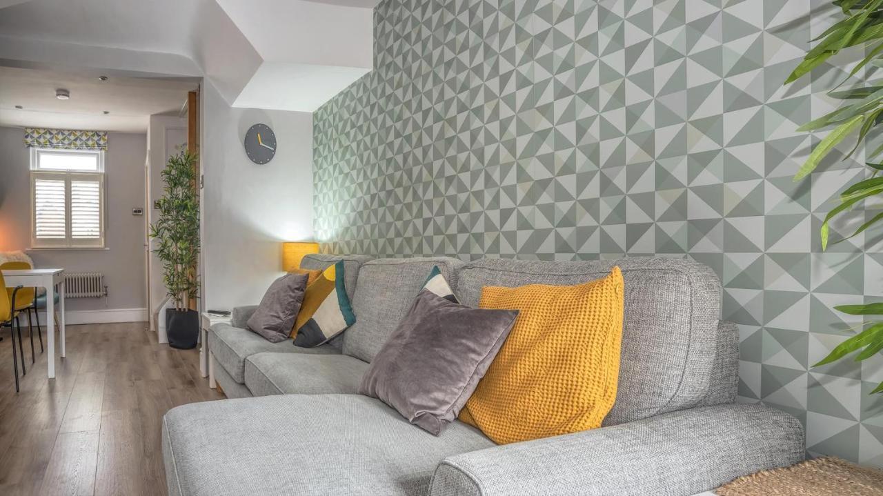 Modern 3-Bed House On Tarporley High Street Villa Buitenkant foto
