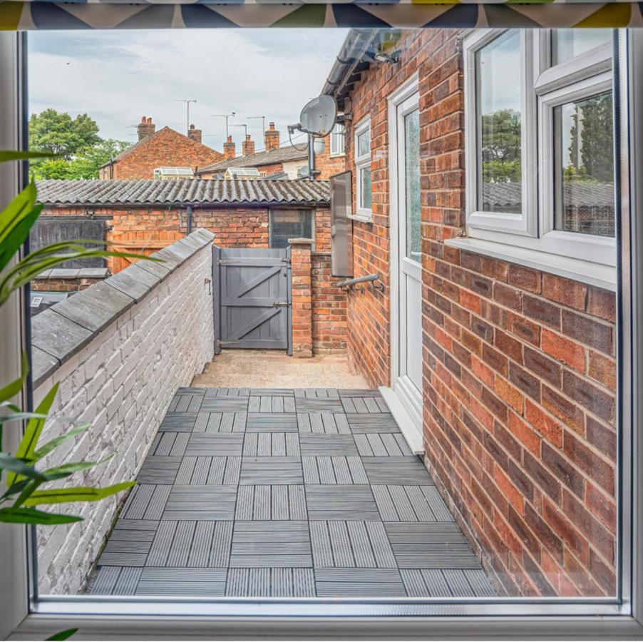 Modern 3-Bed House On Tarporley High Street Villa Buitenkant foto
